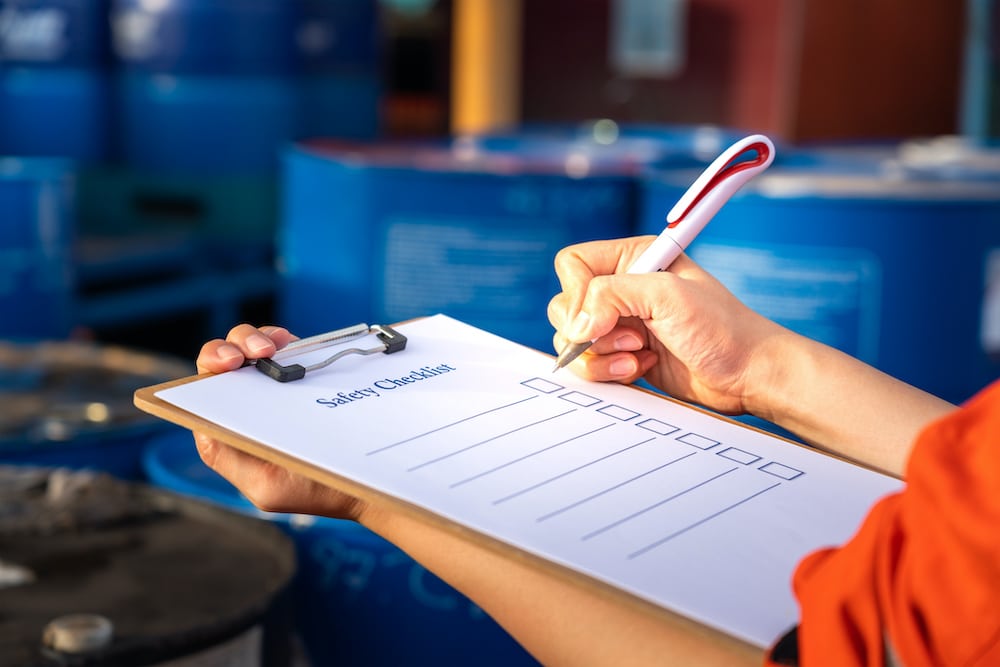 Medidas essenciais de segurança para prensas de fábrica